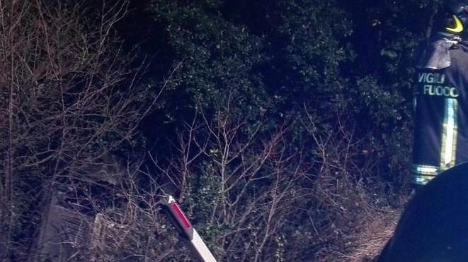 Auto si ribalta ferito rimasto tra le lamiere
