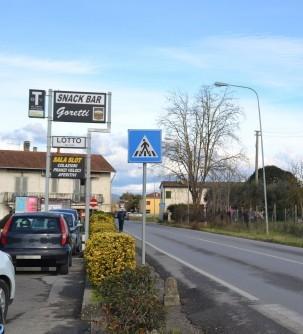 Il parabrezza della Peugeot sfondato da una pietra