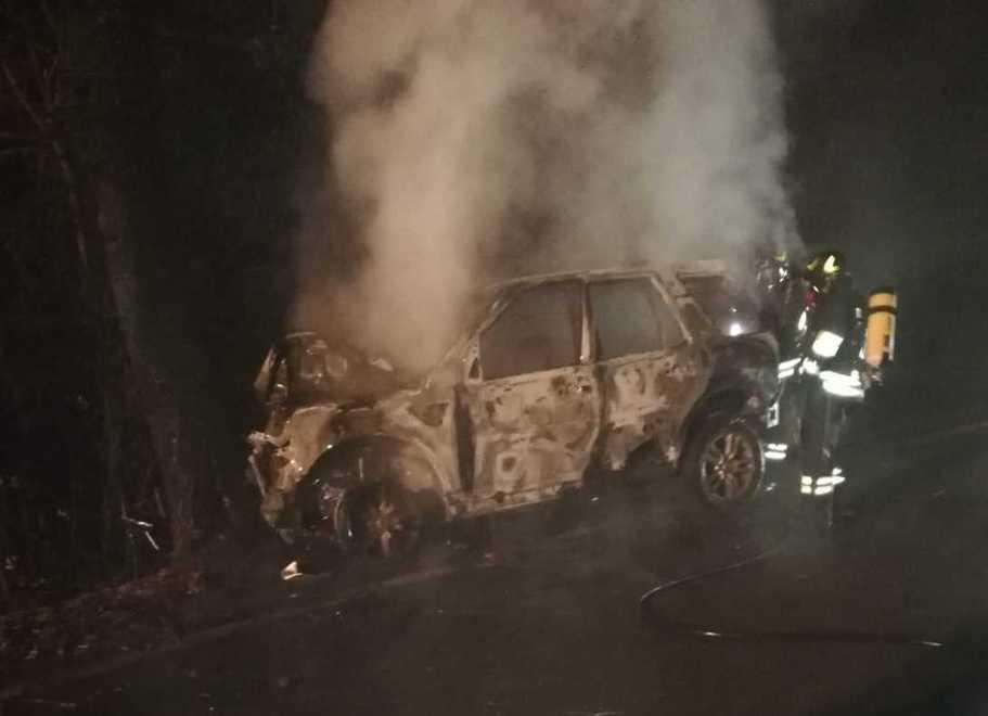 Sbatte contro un albero e l’auto prende fuoco: ferito