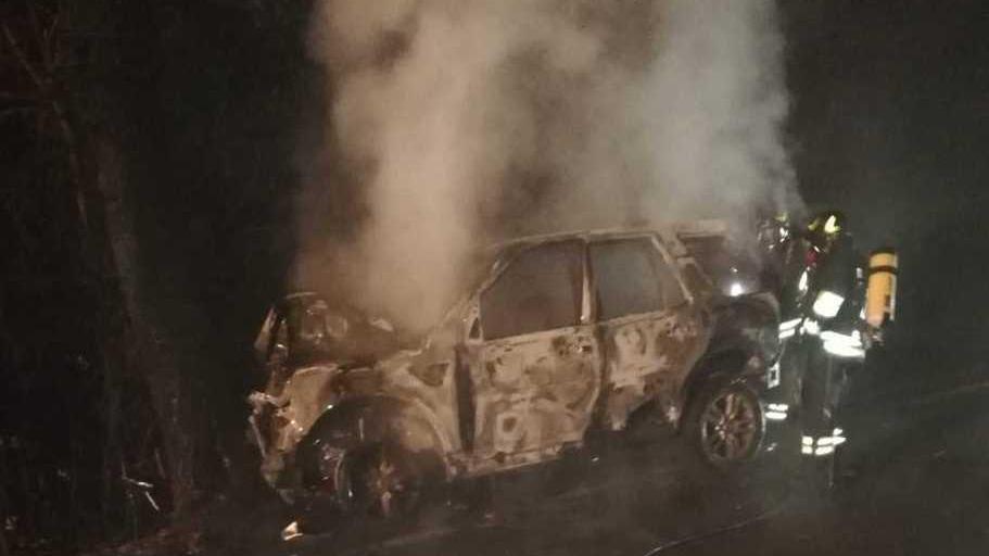Sbatte contro un albero e l’auto prende fuoco: ferito