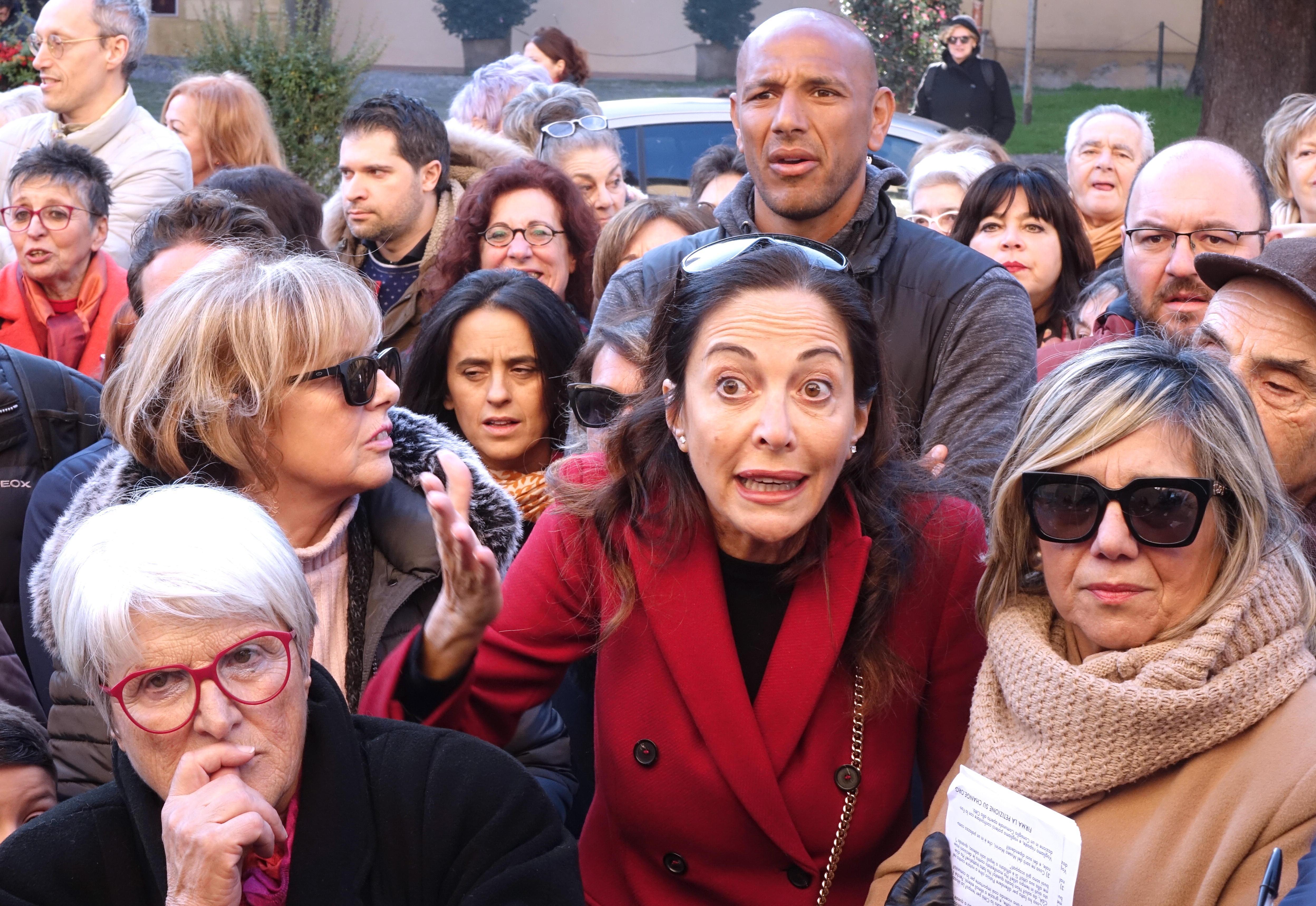 I dipendenti della Fondazione davanti alla sede (foto Gori)