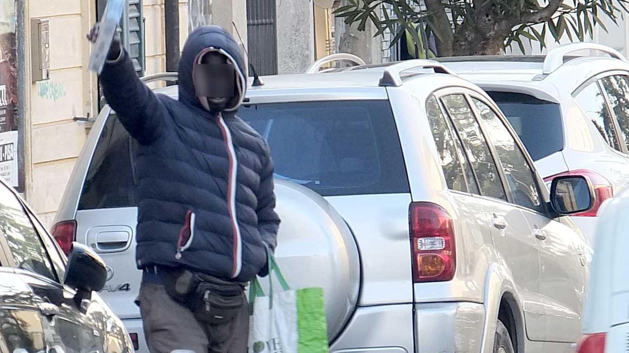 Un parcheggiatore abusivo (foto Muzzi, archivio)