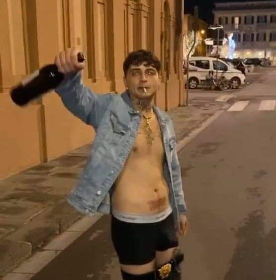 Il trapper con look avvinazzato scatena un duello generazionale