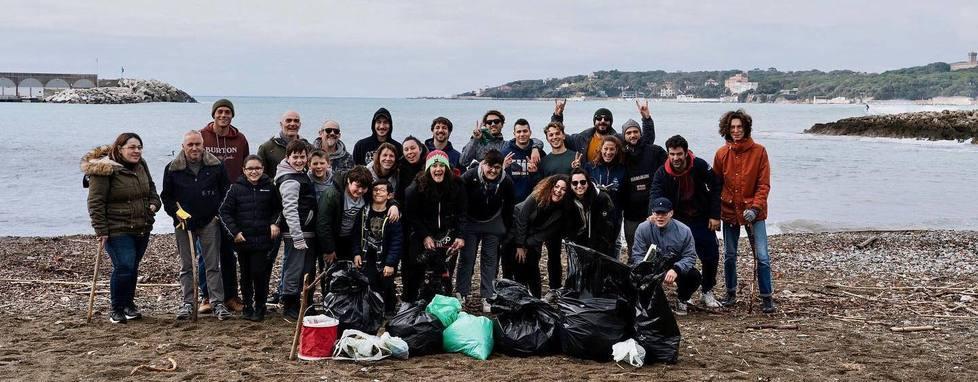 I giovani surfisti di Rosignano liberano le spiagge dai rifiuti abbandonati 