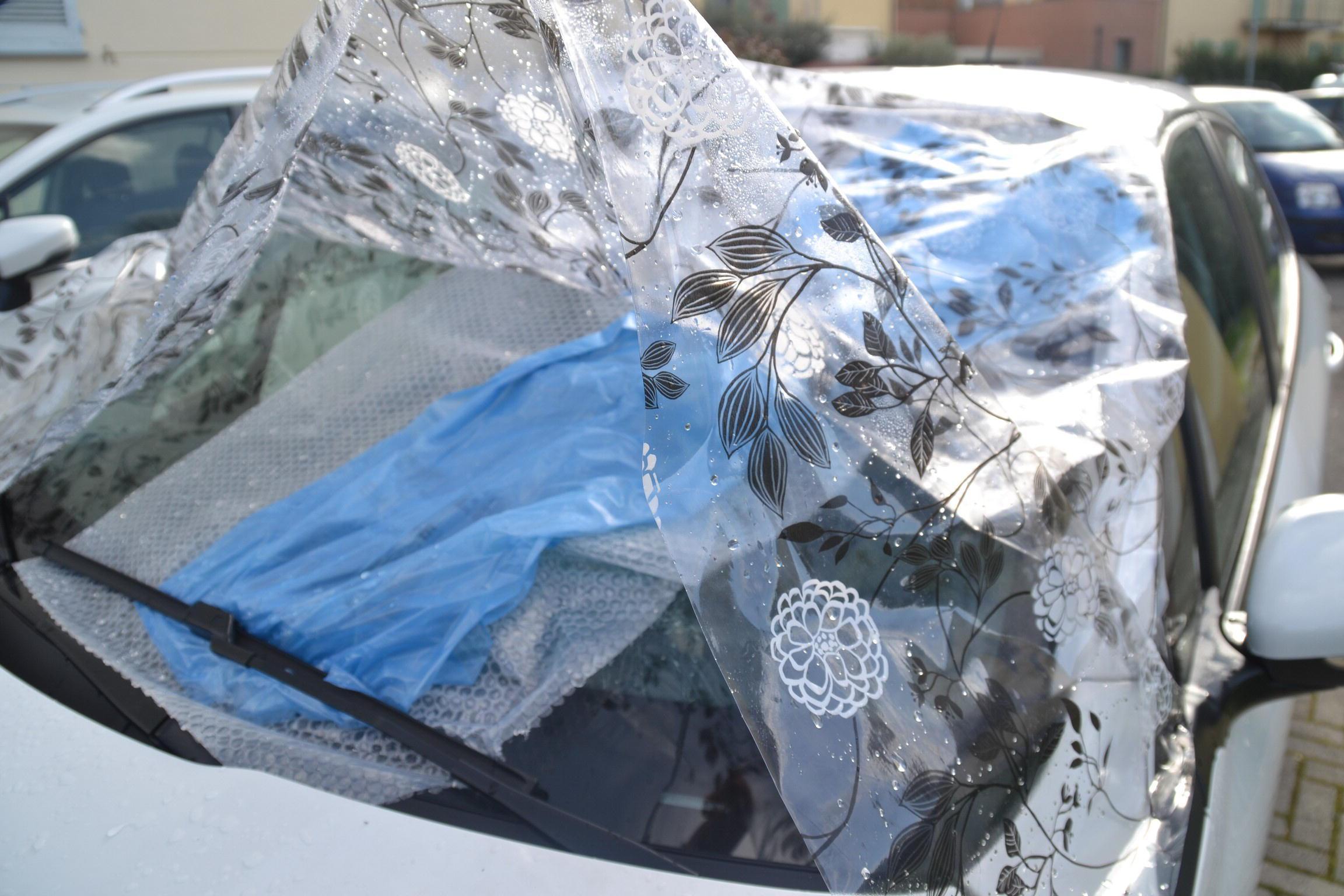 Auto danneggiata dal lancio di sassi