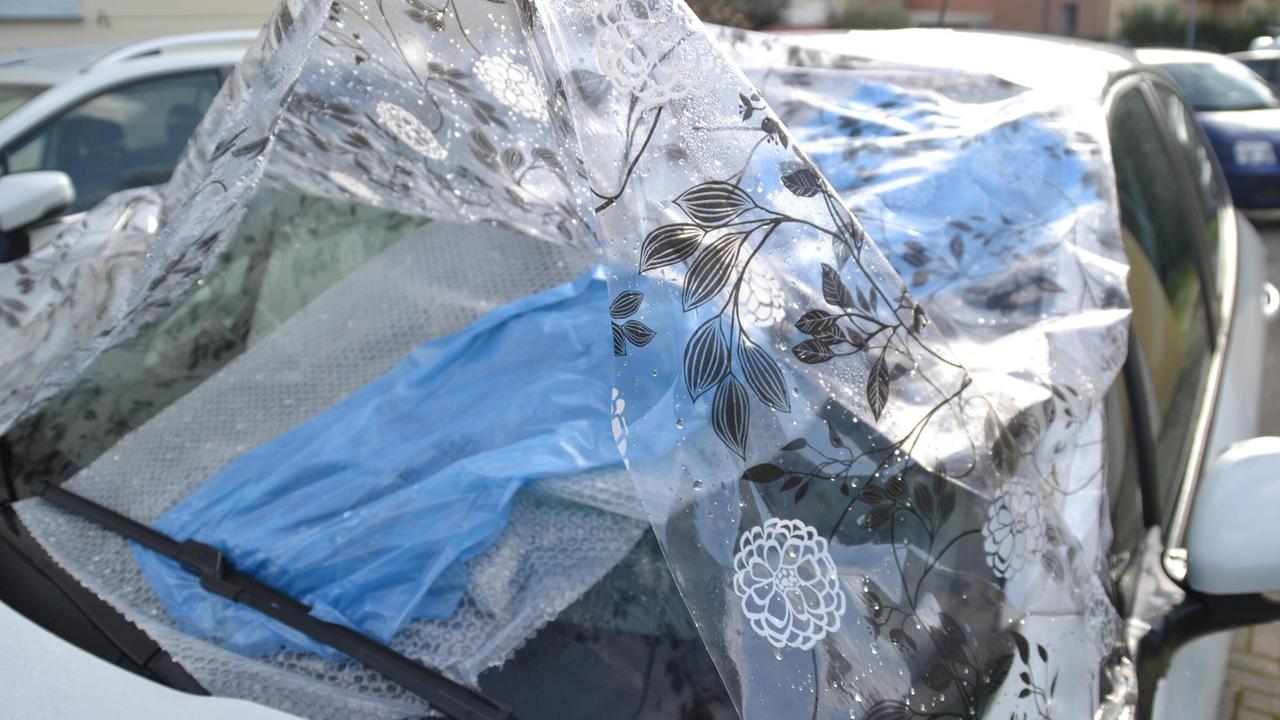 Auto danneggiata dal lancio di sassi