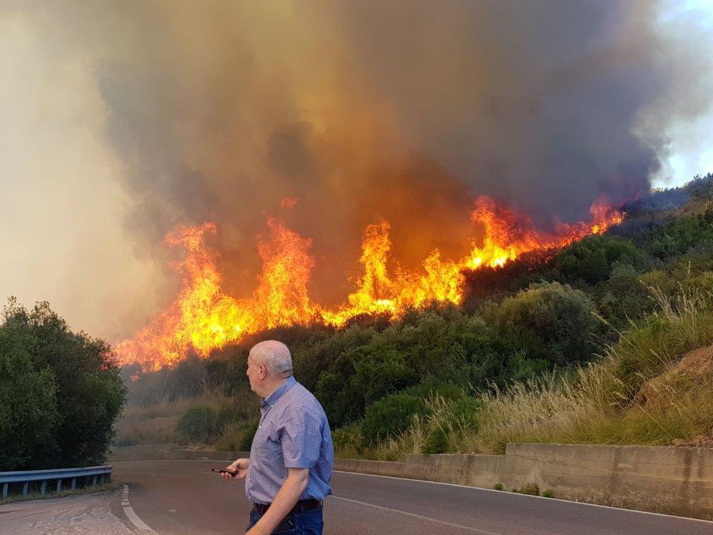 Il sindaco Giancarlo Farnetani sul luogo dell'incendio del 14 luglio 2017 lungo la Panoramica di Castiglione della Pescaia