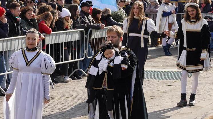 Alcuni contradaioli di San Nicolao durante la sfilata (fotoservizio Franco Silvi)