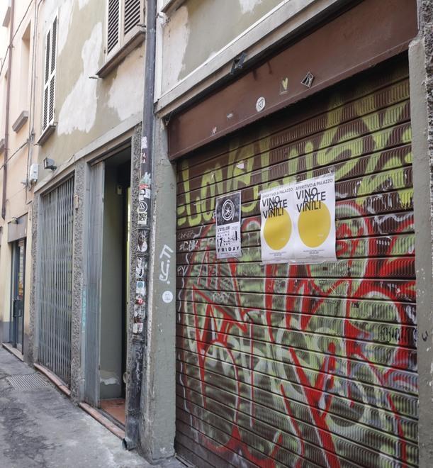 Reggio Emilia, via Caggiati è una discarica a cielo aperto: «Unica via del ghetto ebraico ridotta così» 