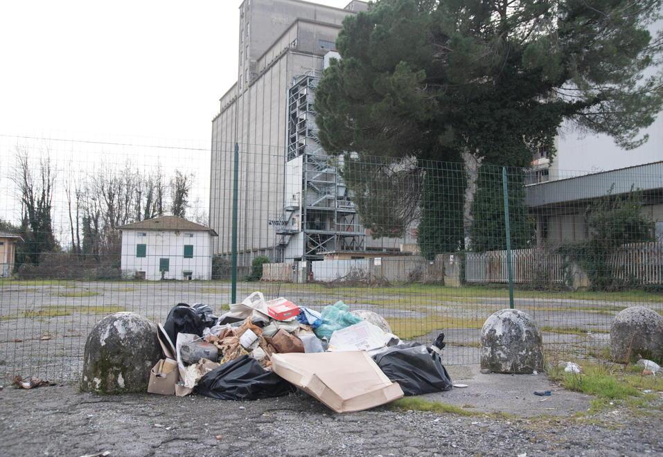 Cumuli di rifiuti abbandonati a San Pietro a Vico 