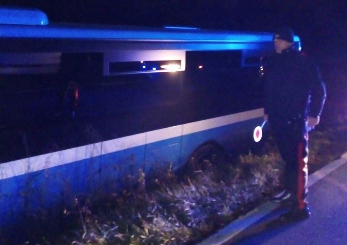 Ubriaco molesta passeggeri e autista, e il bus finisce fuori strada