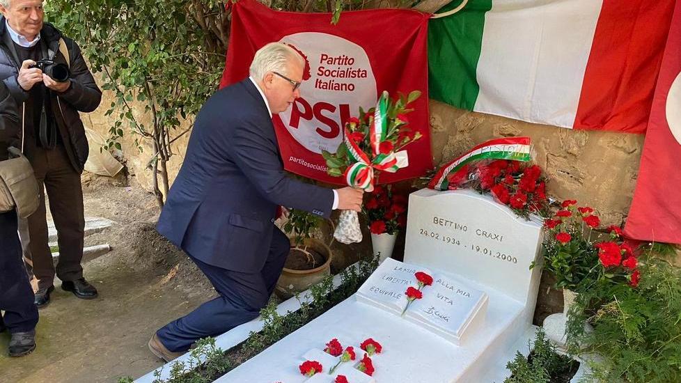L’omaggio di Barani sulla tomba di Craxi
