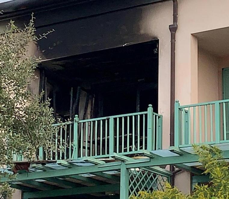Incendio in un residence, 25enne all’ospedale 