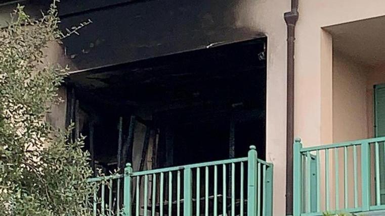 Incendio in un residence, 25enne all’ospedale