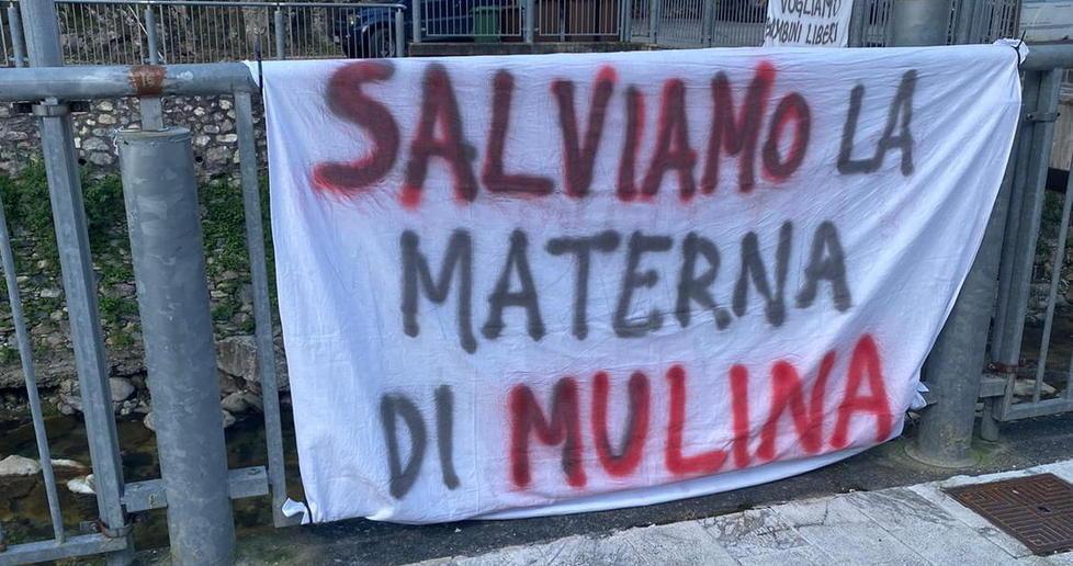 Striscioni in difesa del plesso di Mulina «Non si tocca» 