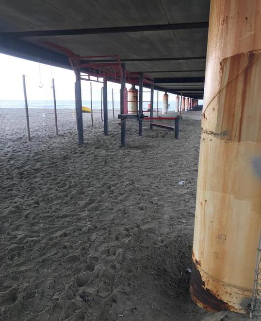 Abbandonata al degrado la zona sotto il pontile