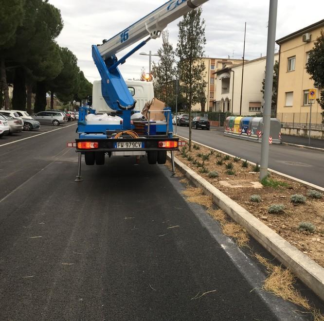 Gli operai sono al lavoro per installare lampioni a led
