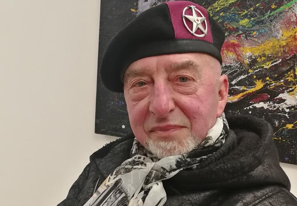 I dipinti di Rossi e le vecchie cartoline di Sassuolo diventano foulard e sciarpe 