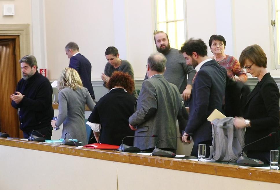 Bagarre in consiglio sul caso Solaroli L’opposizione se ne va, tutto rinviato 