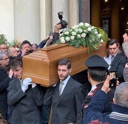 L’addio ad Anastasi tra lacrime e polemiche