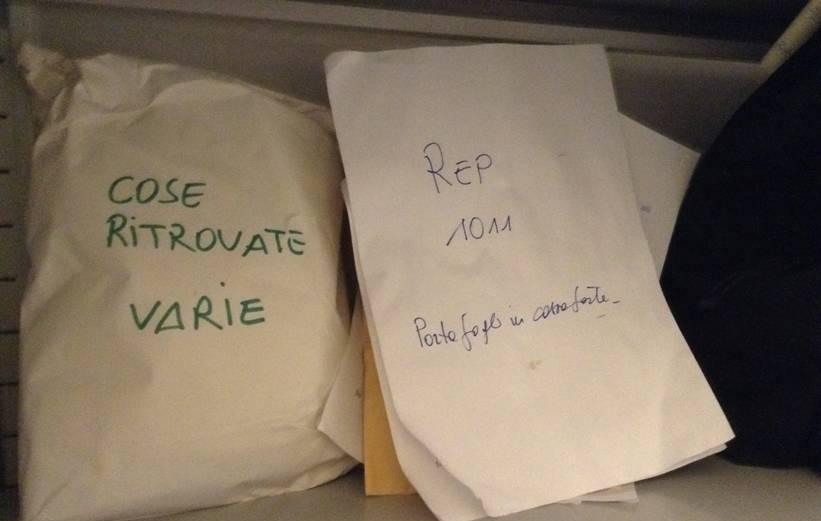 Telefonini, bancomat e borse tra le cose ritrovate dai vigili