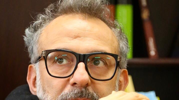 La cena con Bottura accende lo scontro