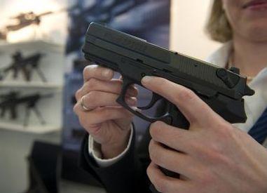 Controlli più stretti su chi detiene armi: medico denunciato per un falso certificato 