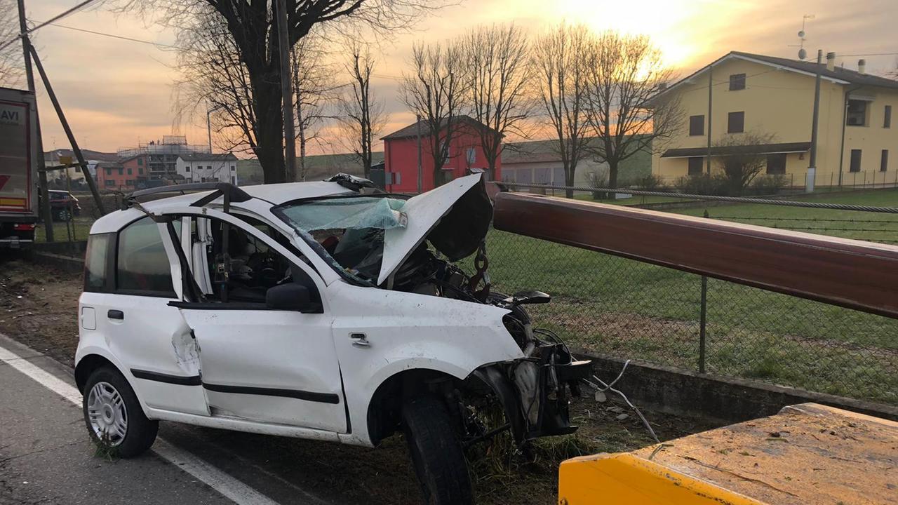 Camposanto, schianto sulla Panaria Bassa tra auto e camion nella notte: un morto
