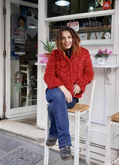 Marina Pratellesi di fronte al suo locale, “Madam Bovar”