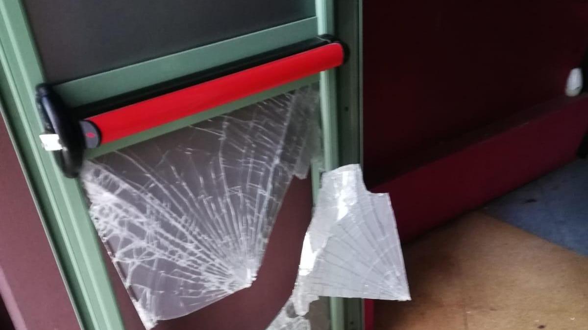 La porta di emergenza distrutta del Nuovo Teatro delle Commedie