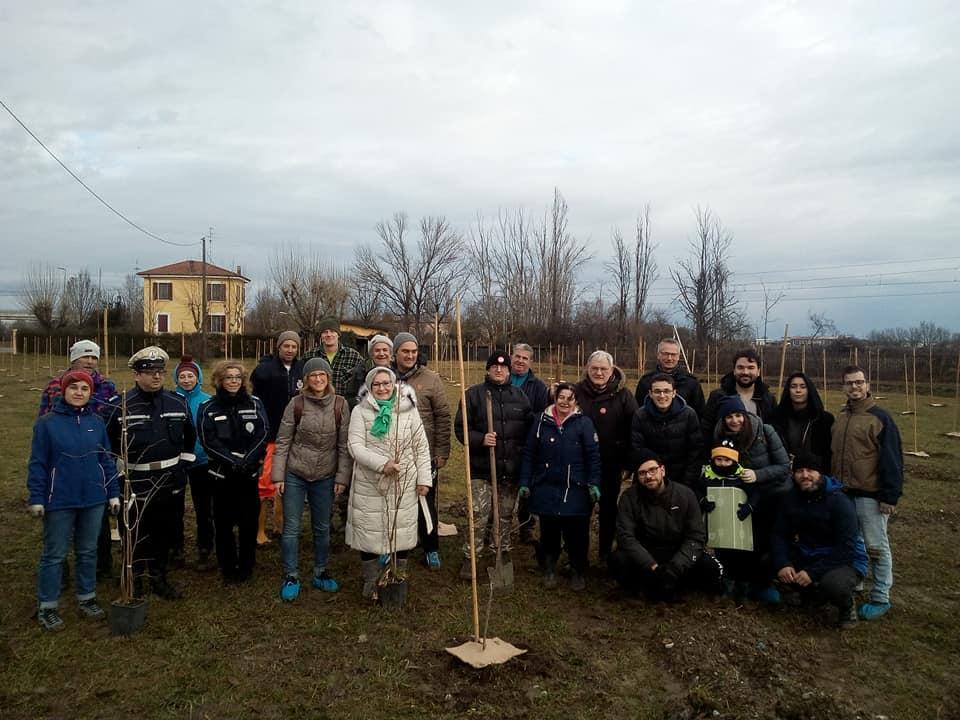 Carpi, volontari piantano alberi e puliscono i fossi dai rifiuti 