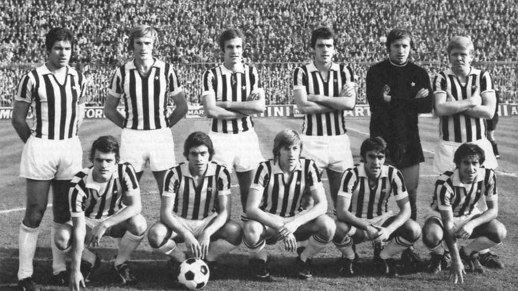 Una formazione della Juventus degli anni Settanta: Morini è il secondo in piedi da sinistra