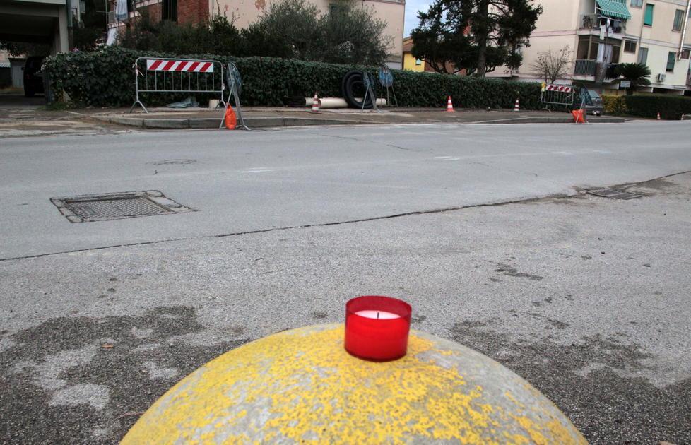 Tragedia al Varignano, torna l’illuminazione nella strada dell'incidente