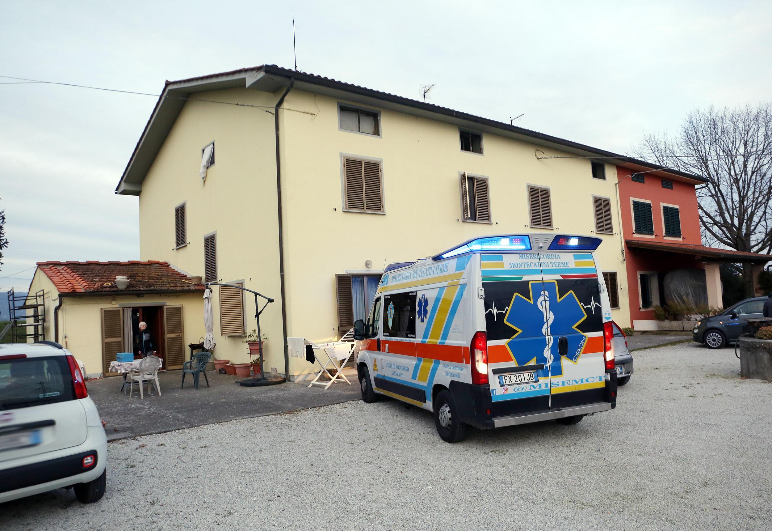 L’ambulanza della Misericordia sul luogo dell’incidente (Foto Nucci)