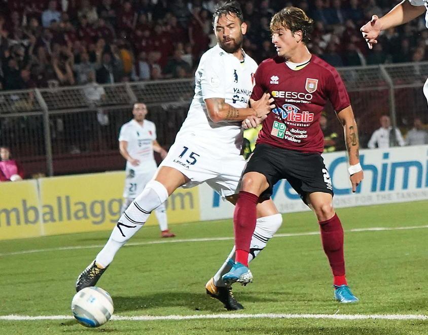 In maglia bianca, Vincenzo Camilleri autore del gol vittoria contro l'AlbinoLeffe