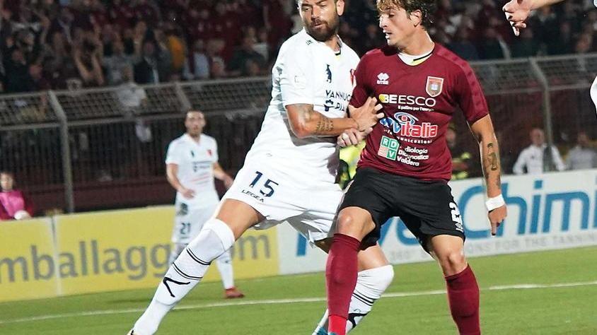 In maglia bianca, Vincenzo Camilleri autore del gol vittoria contro l'AlbinoLeffe