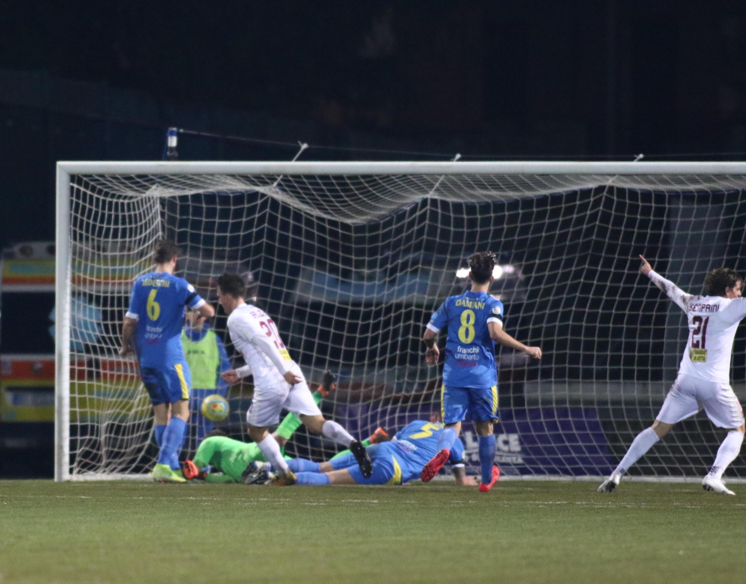 L'esultanza dei granata dopo il gol del momentaneo 1-0 di Bruzzo