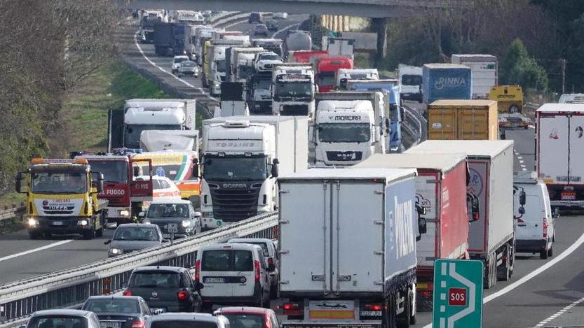 Incidente sull’A12 fra camion e furgone Lunga coda di auto
