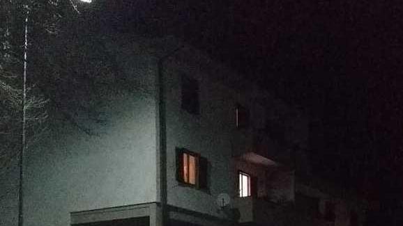 Si stacca un grosso masso, evacuate sei abitazioni Erp