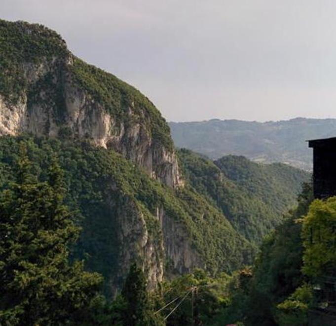 Una strada bianca di soccorso fra Camaiore e Stazzema 