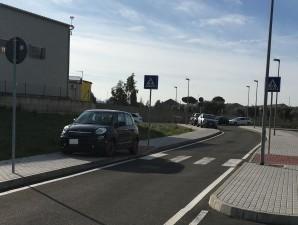 La regolamentazione c’è ma davanti all’ospedale la sosta è sempre un caos 