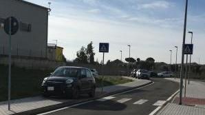 La regolamentazione c’è ma davanti all’ospedale la sosta è sempre un caos