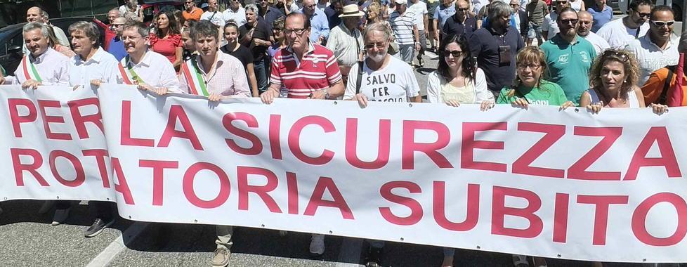 Manifestazioni e striscioni per chiedere l’intervento