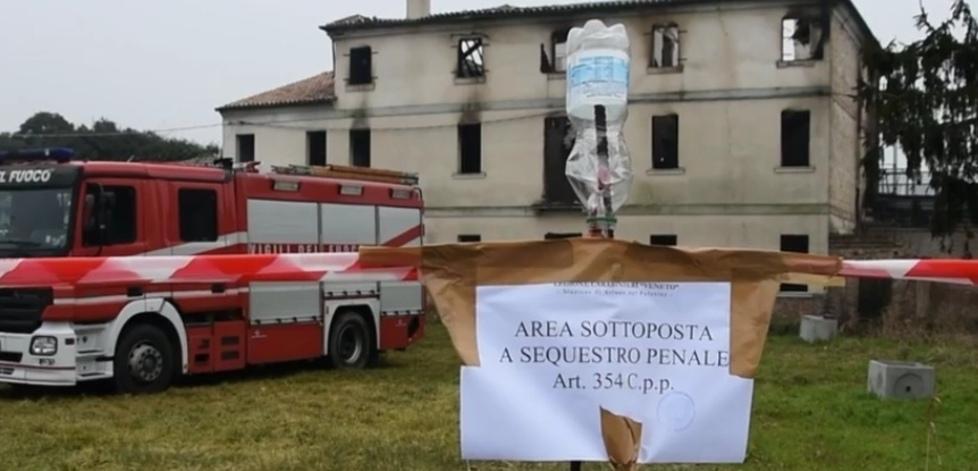 Villa andata a fuoco Un testimone segnala due sospetti 
