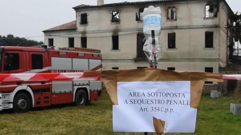 Villa andata a fuoco Un testimone segnala due sospetti