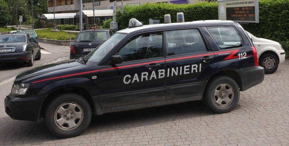 La barista dietro al bancone è una ragazzina di soli 12 anni 