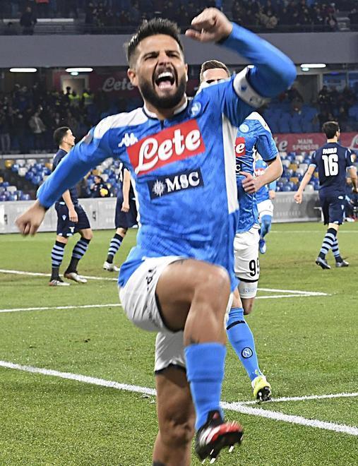 Il Napoli indossa l’abito da sera Insigne-show, Lazio al palo 