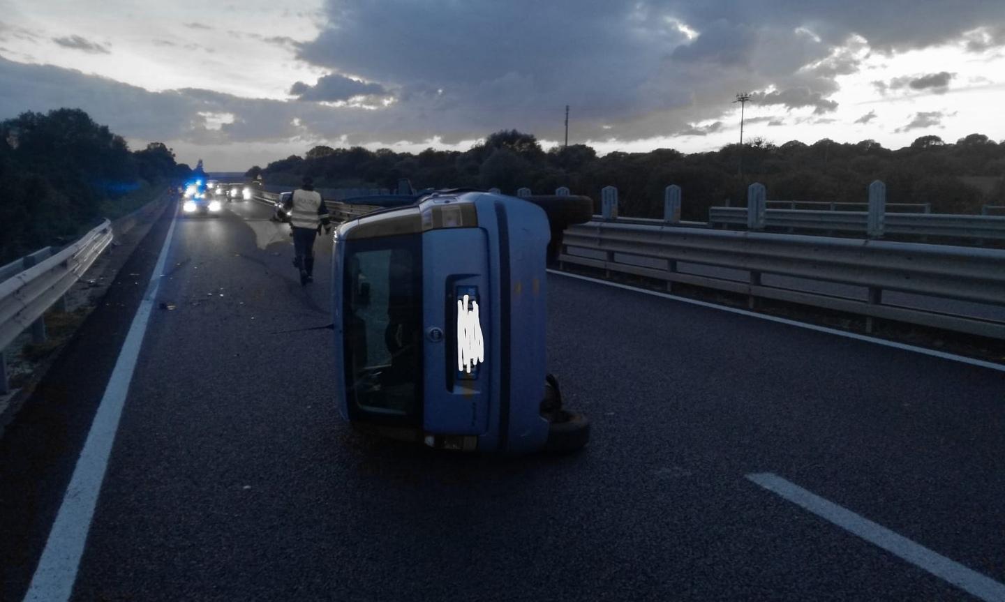 Due feriti nell’auto che si ribalta