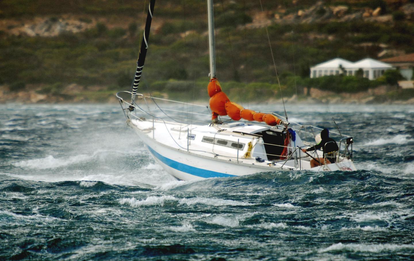 Vento di scirocco e mareggiate danneggiate due barche in porto