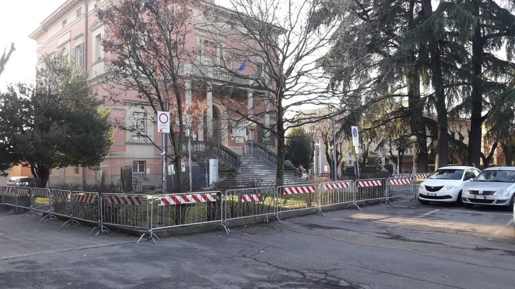 Transenne davanti al Comune